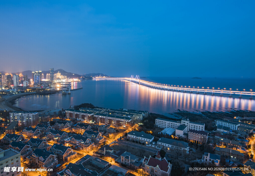 城市夜景中的跨海大桥
