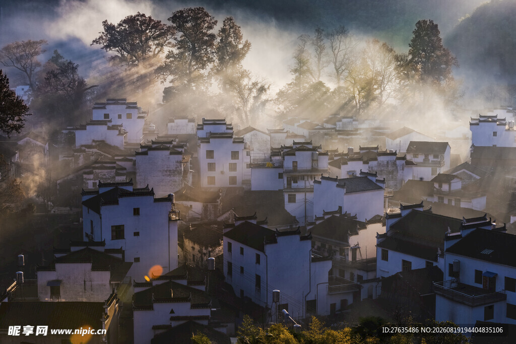 山村晨雾中的古朴民居