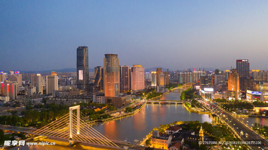 城市河畔璀璨夜景