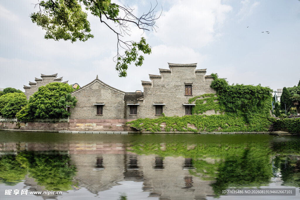 江南水乡古宅倒影美景