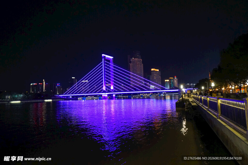 城市夜景中的璀璨桥梁
