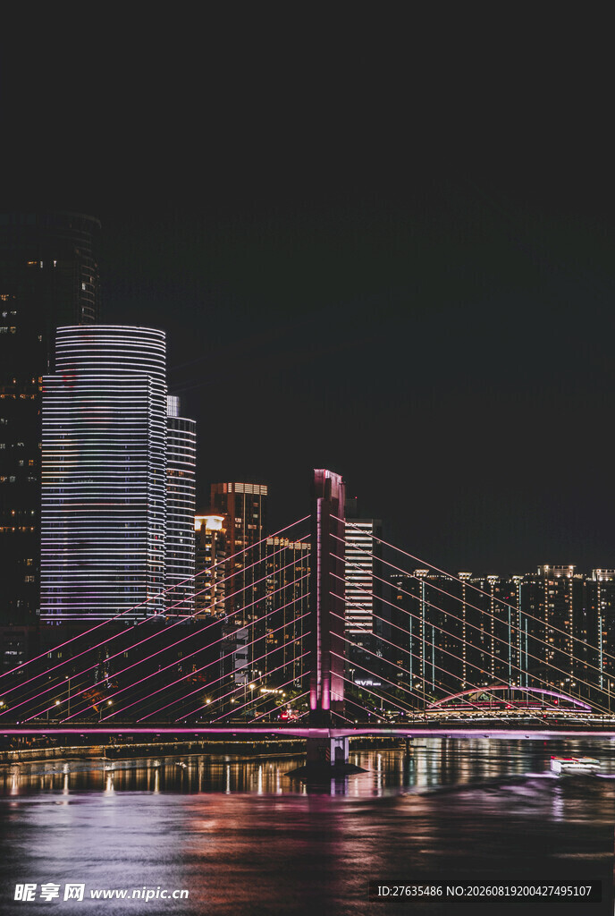 城市夜景中的桥梁与高楼