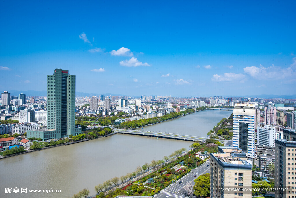 城市河畔高楼景观