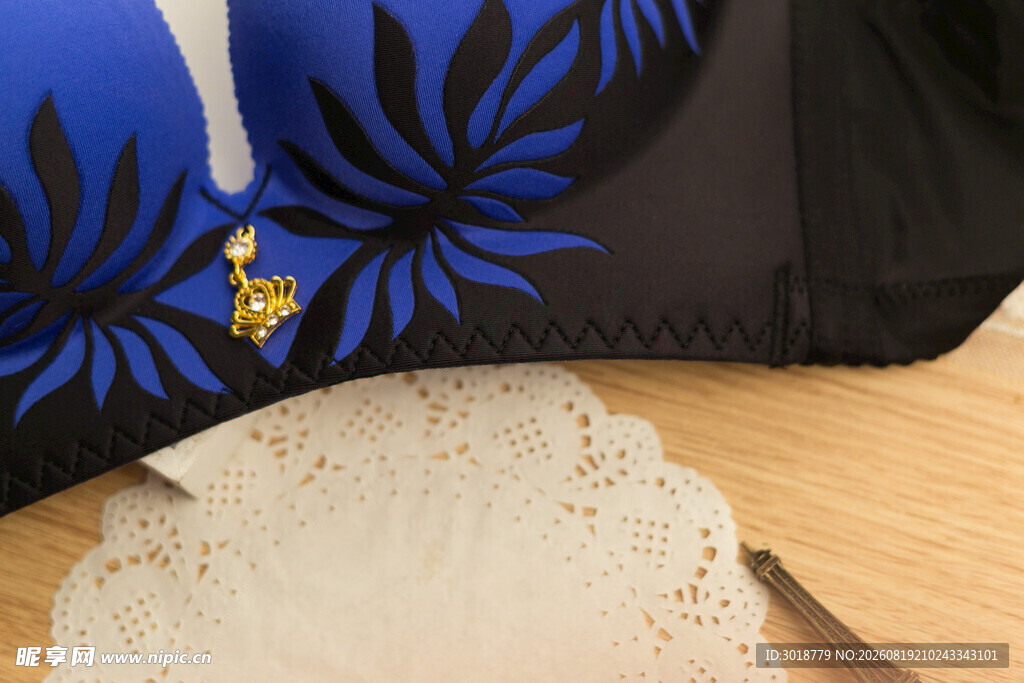 精致内衣与蕾丝装饰细节