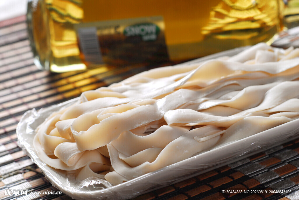 新鲜手工宽面条与食用油