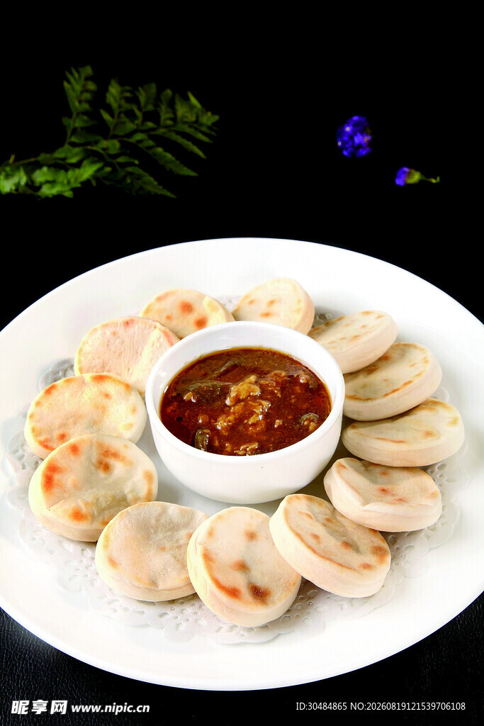香煎饺子配蘸料