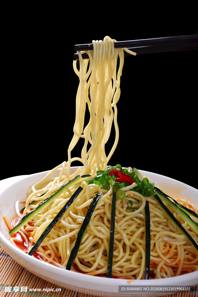 美味面条被筷子挑起