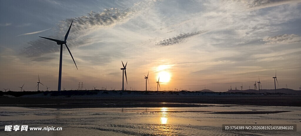 夕阳下的风力发电景观