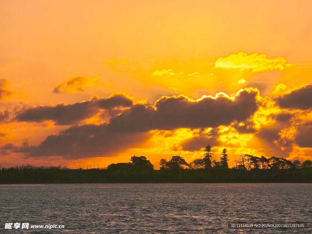 夕阳下的海面与天际美景