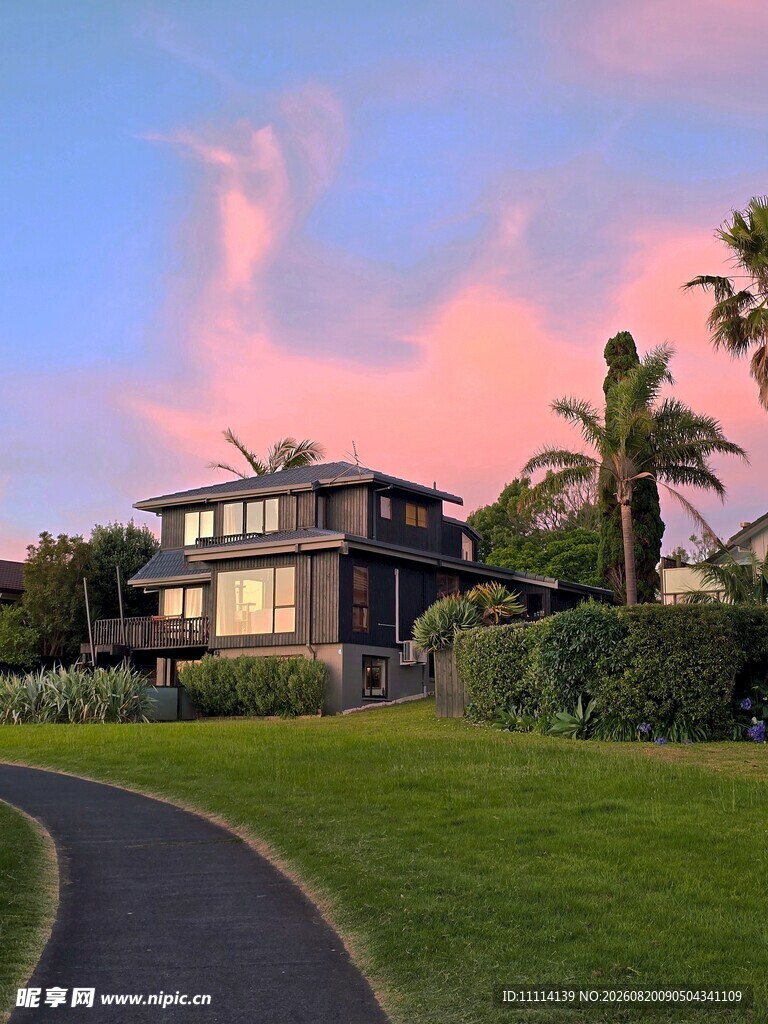 黄昏下的别墅美景