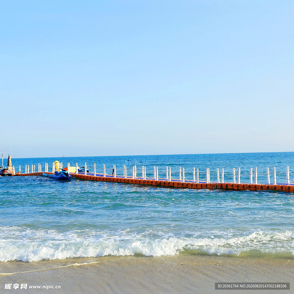 海边栈桥延伸至蔚蓝大海