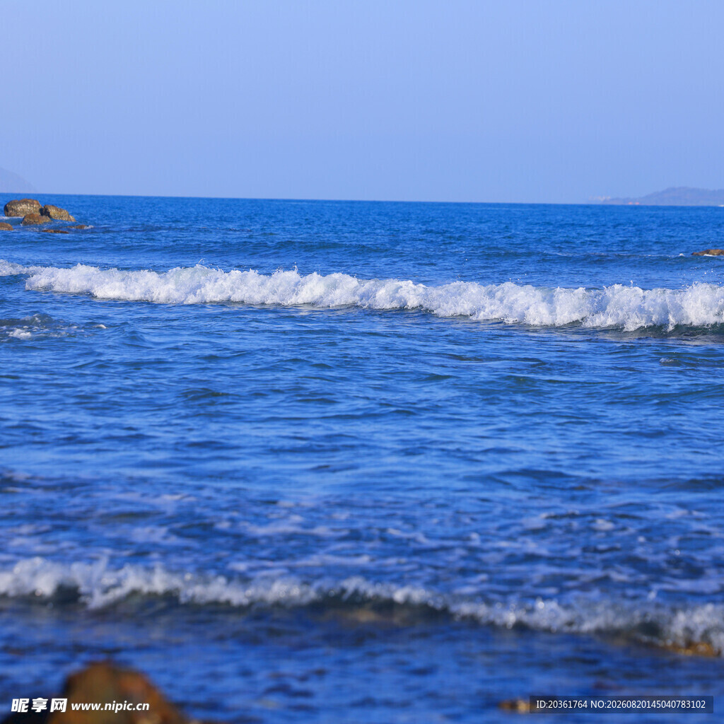 蓝色海洋中的白色浪花