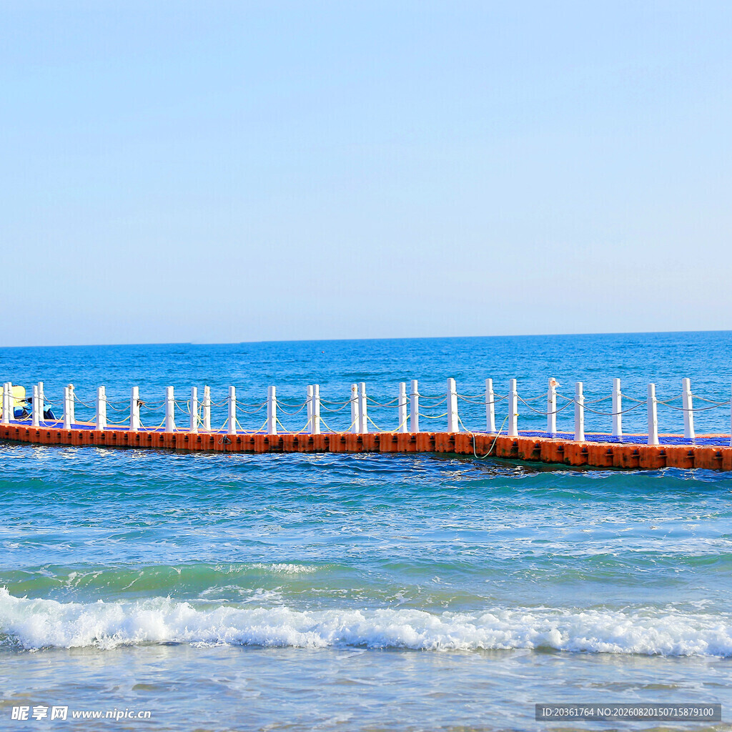 海边栈桥延伸至蔚蓝大海