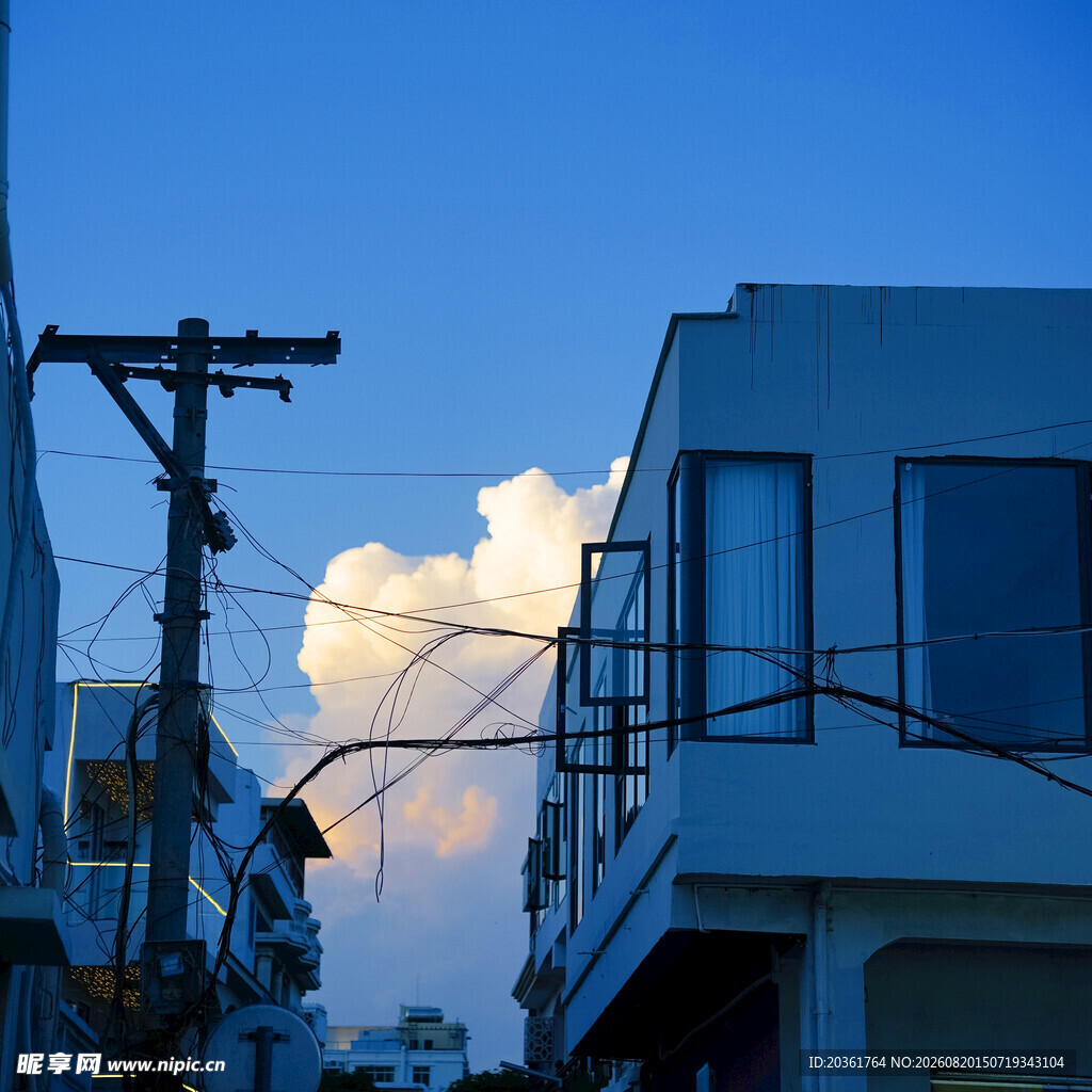 黄昏下的街道与房屋
