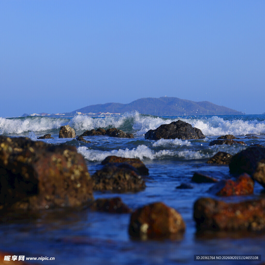 海边礁石与翻涌海浪