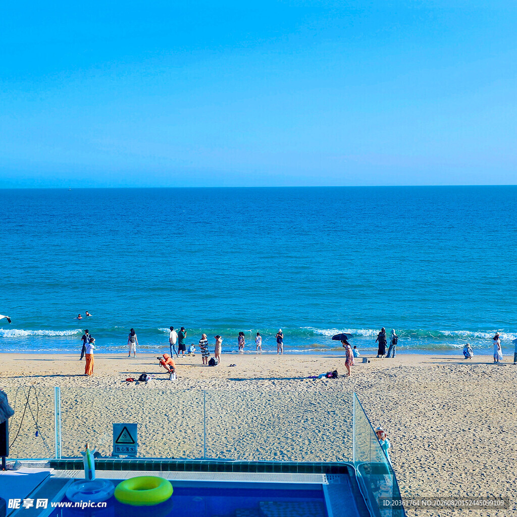 夏日海滩上的休闲场景