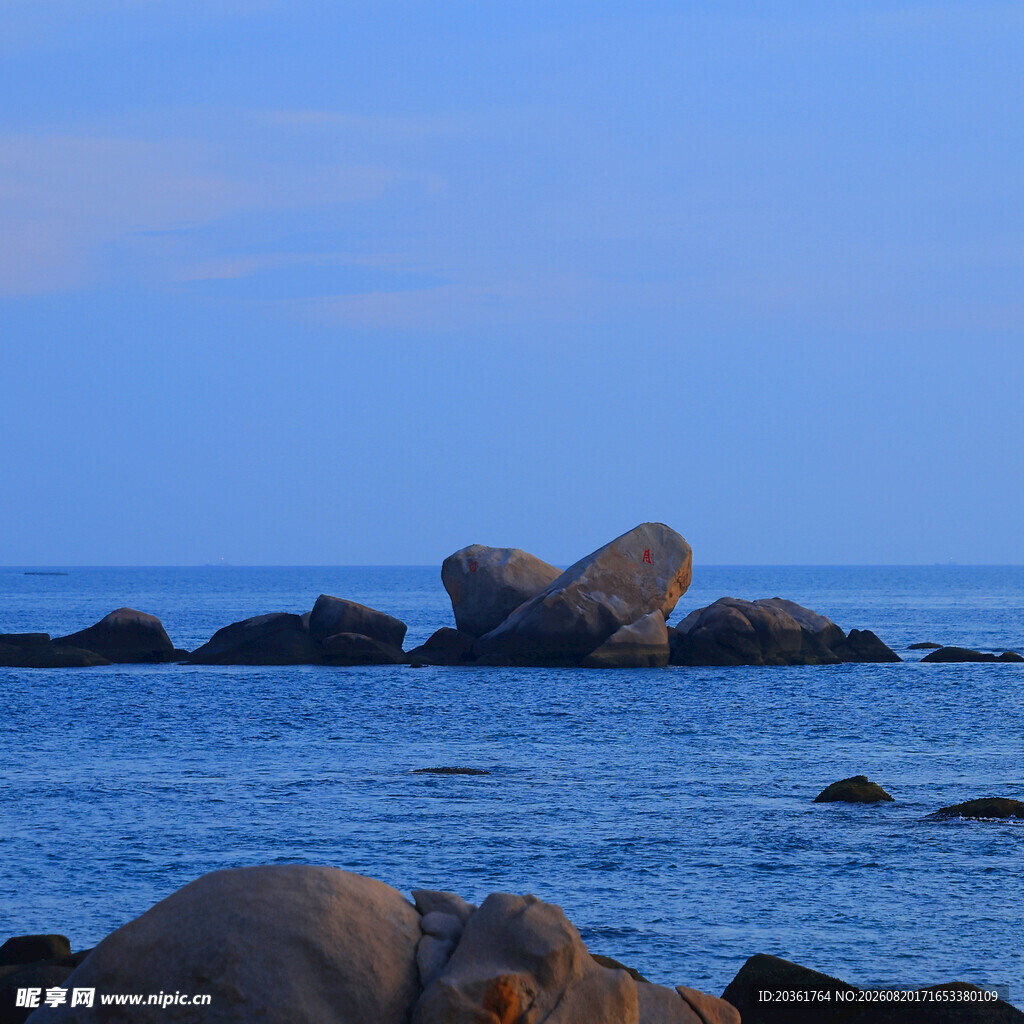 海边礁石美景