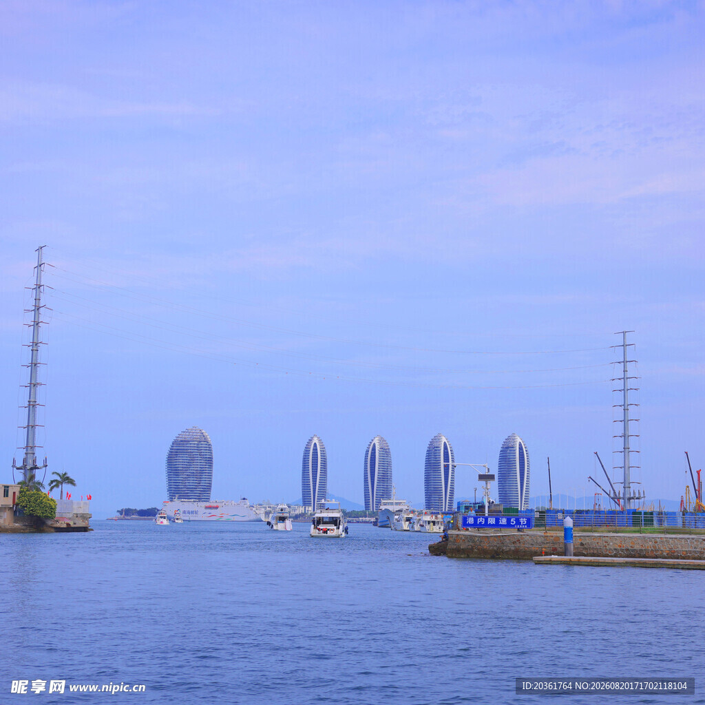 海滨城市天际线与水域景观