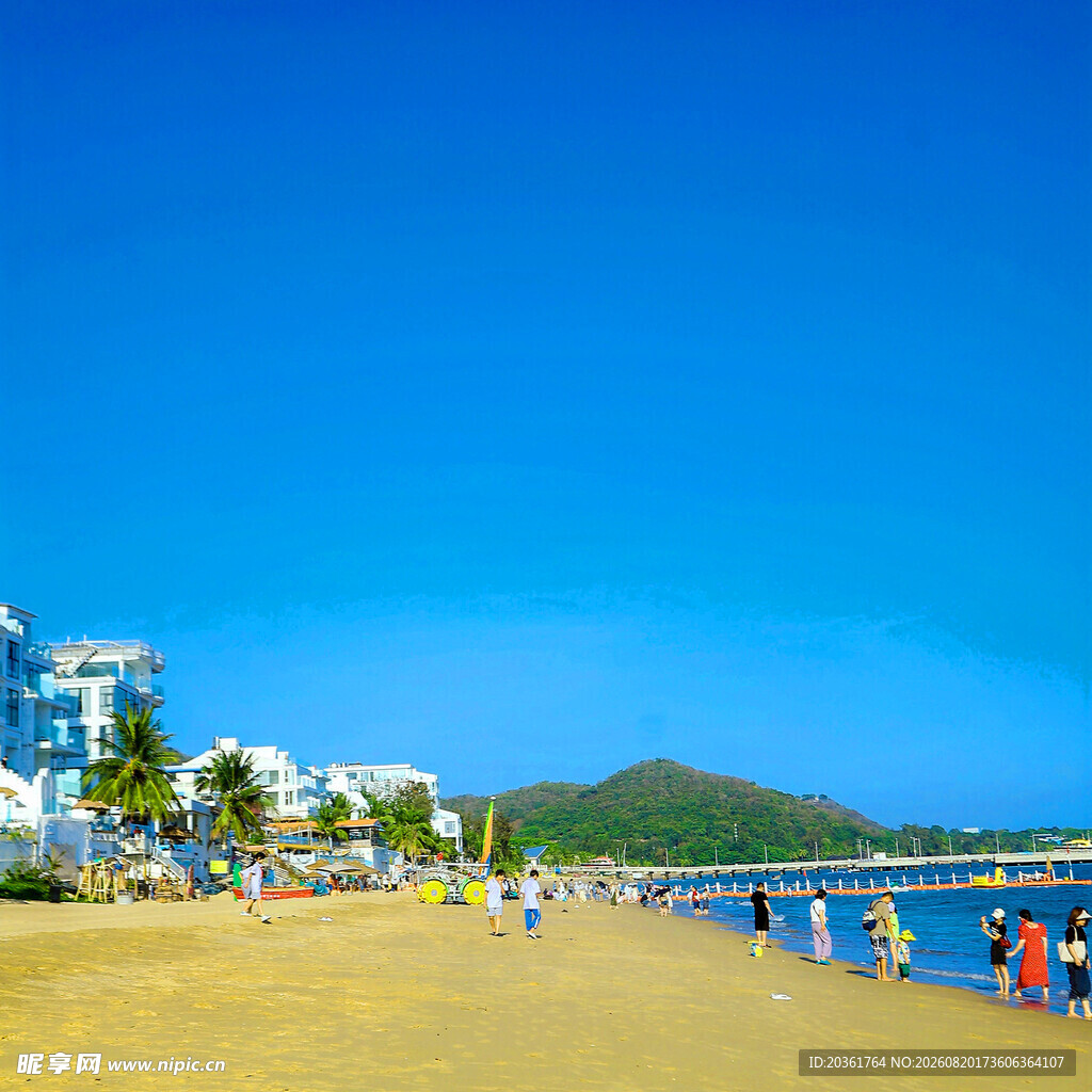美丽海滨沙滩热闹景象