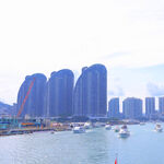 海滨城市高楼与停泊船只