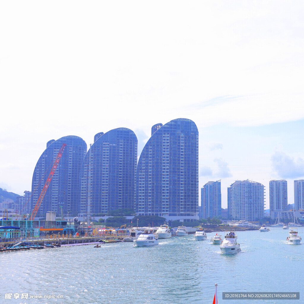 海滨城市高楼与停泊船只