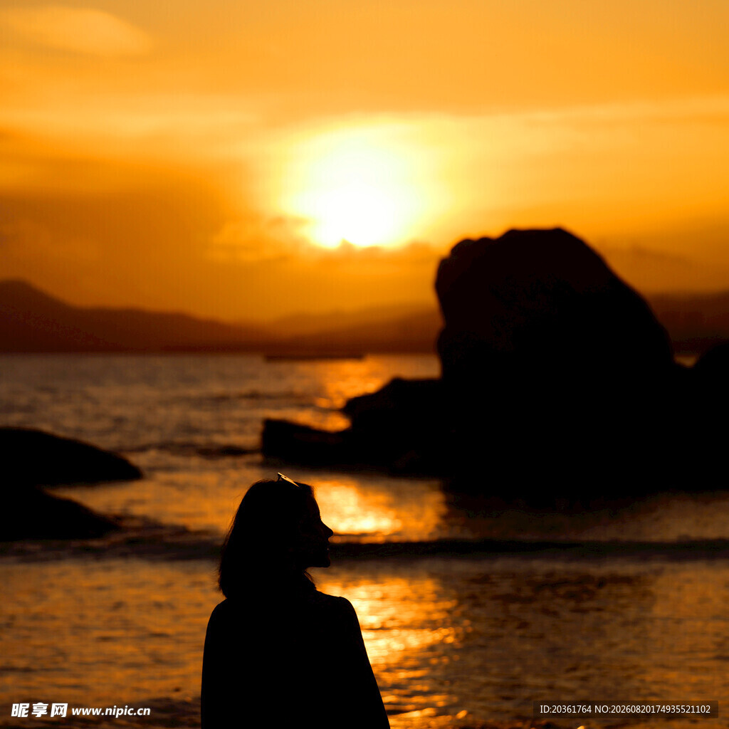 夕阳下海边的孤独身影