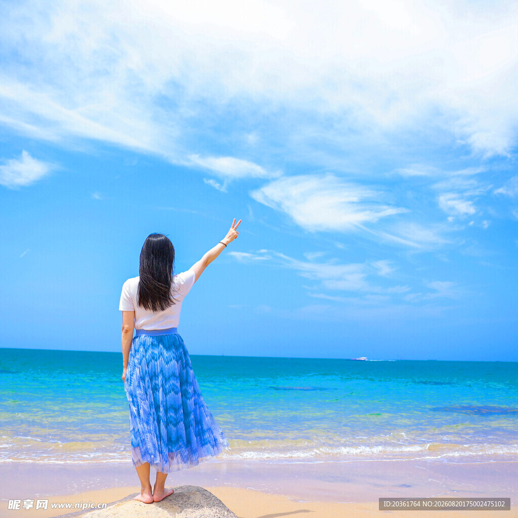 海边女子惬意伸展身姿