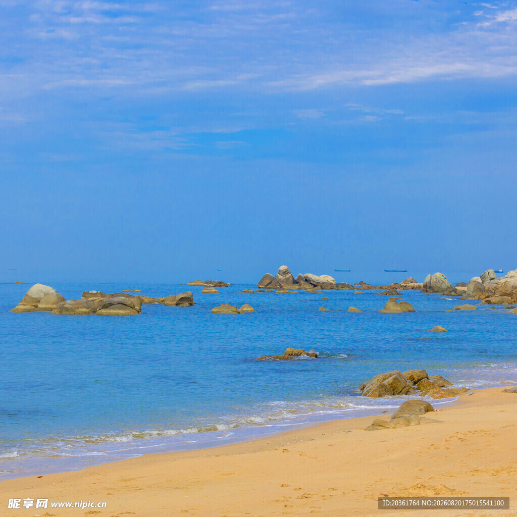 美丽海滨沙滩与蓝色大海
