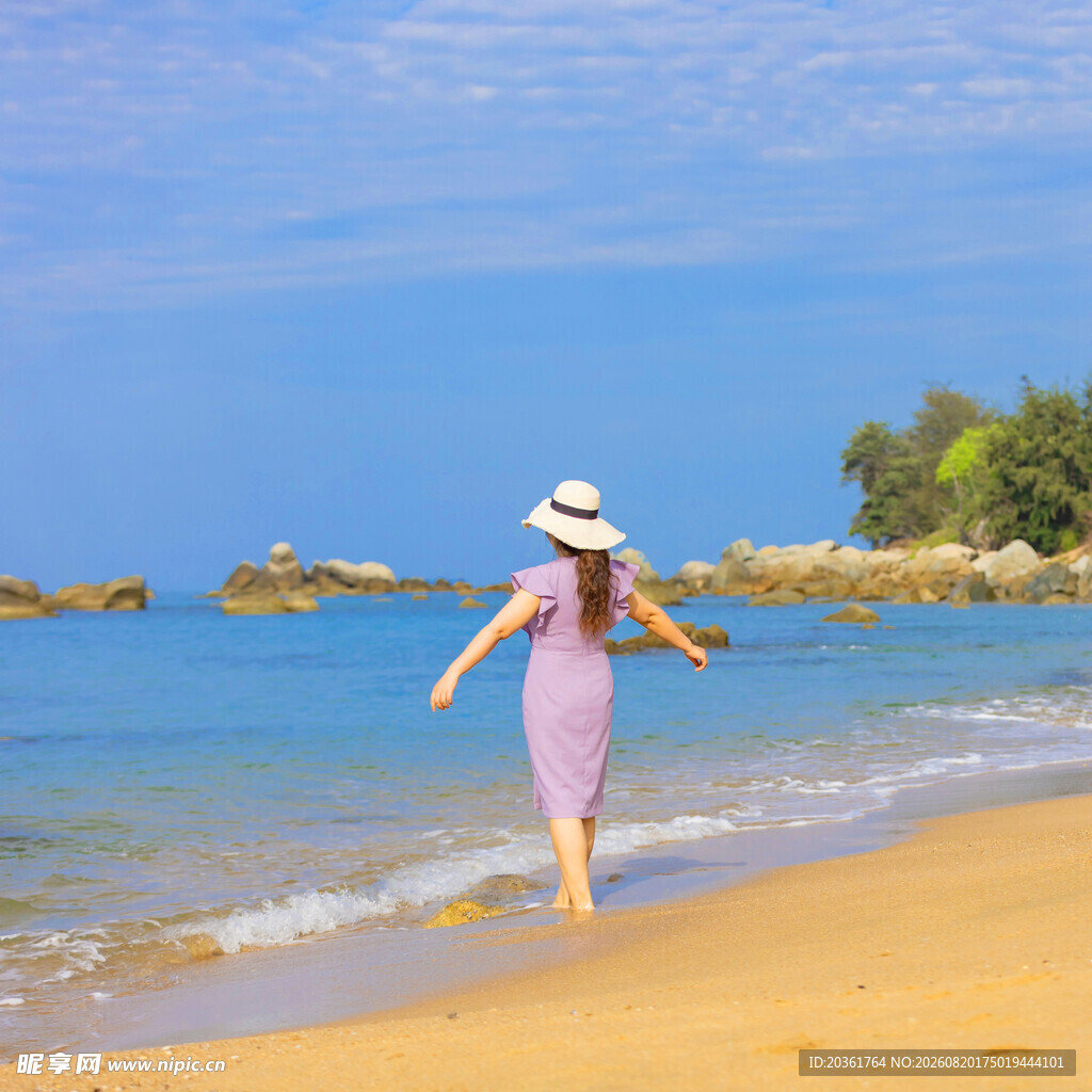 海边漫步的优雅女士