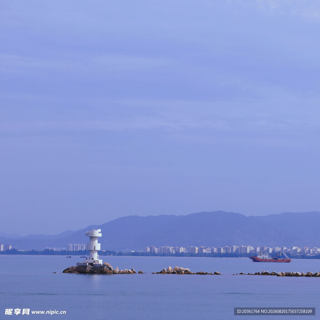 海上灯塔远景