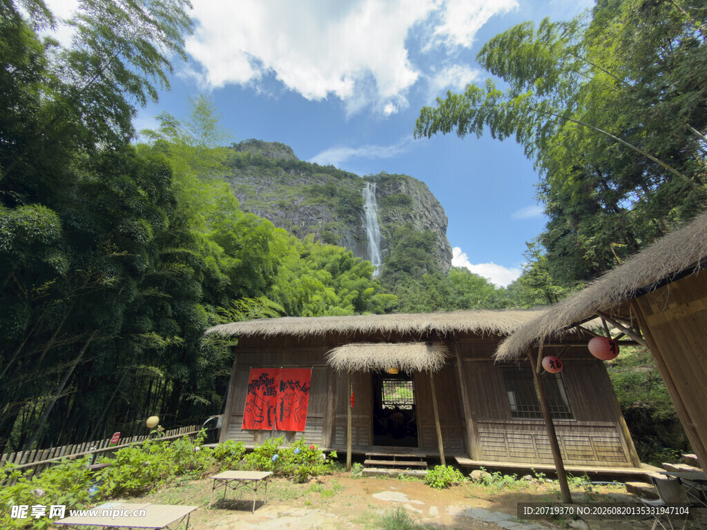 山间小屋伴飞瀑