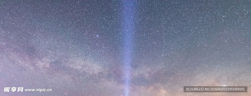 梦幻光束穿透绚烂星空