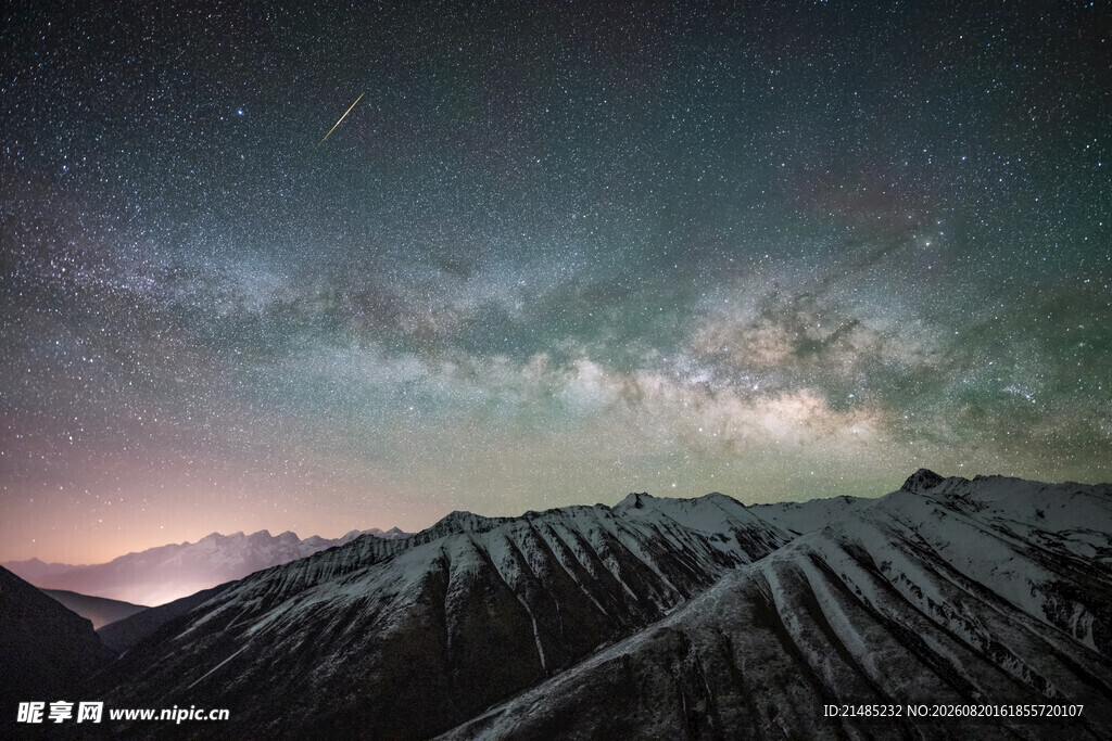 雪山之上的璀璨星空
