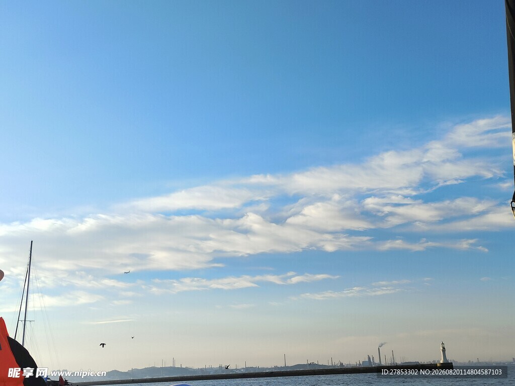 海上蓝天与云朵的景致