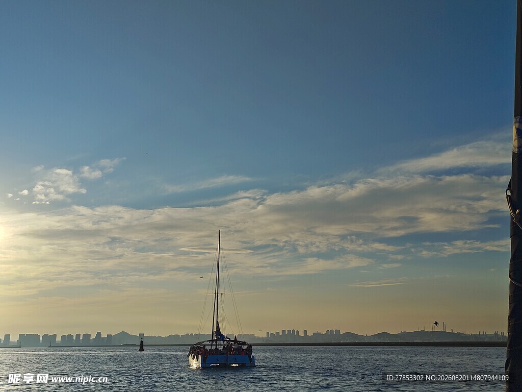 海上帆船伴夕阳美景