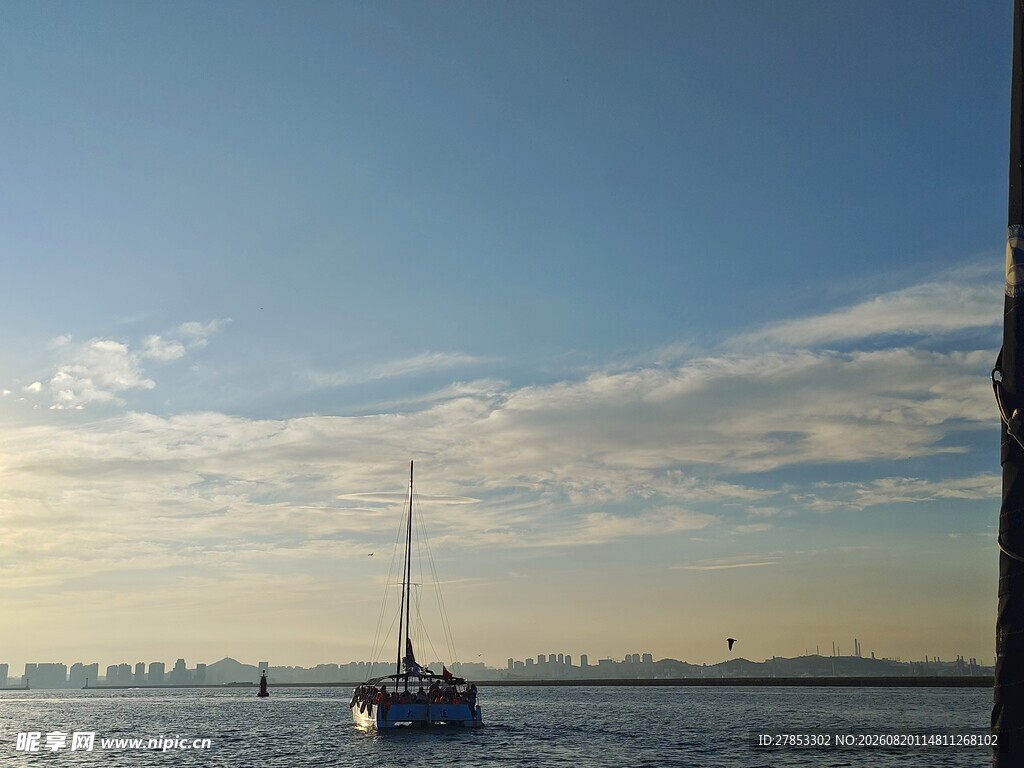 海上帆船伴晚霞美景