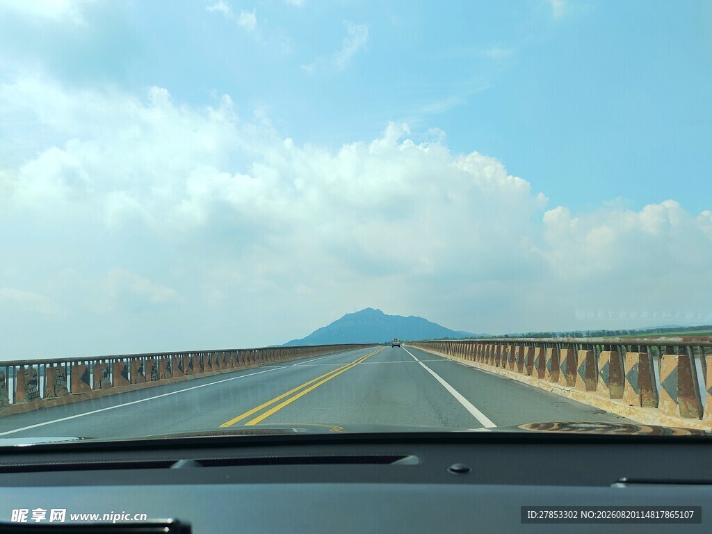 公路前方风景