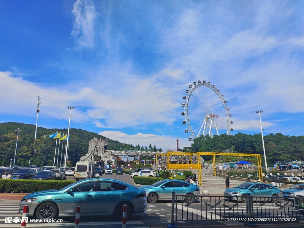 海边停车场旁的摩天轮景观