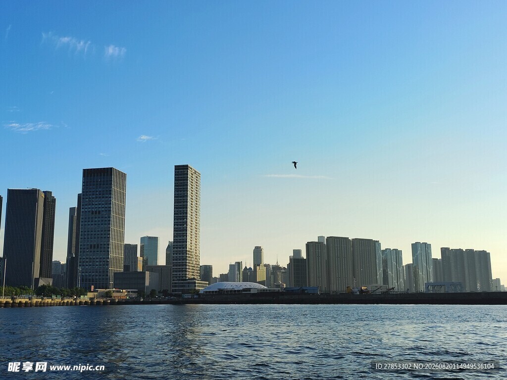 河畔都市天际线景观