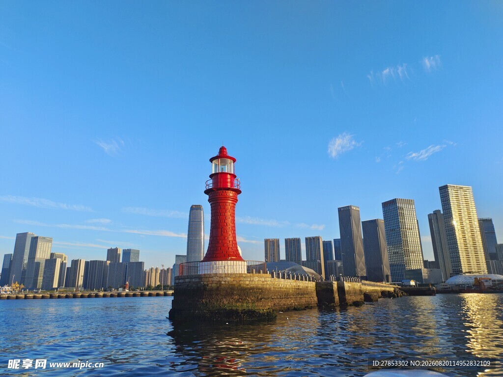 城市旁的海上红色灯塔