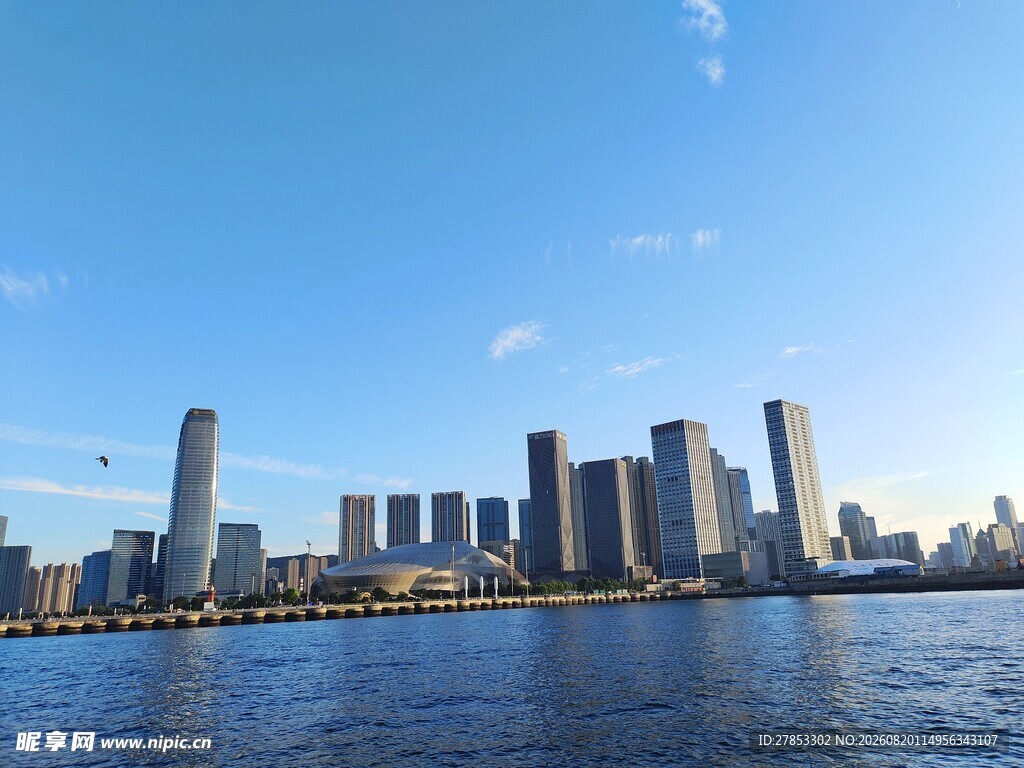 城市天际线与宽阔水域景观
