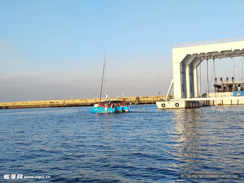 海边码头的帆船与建筑