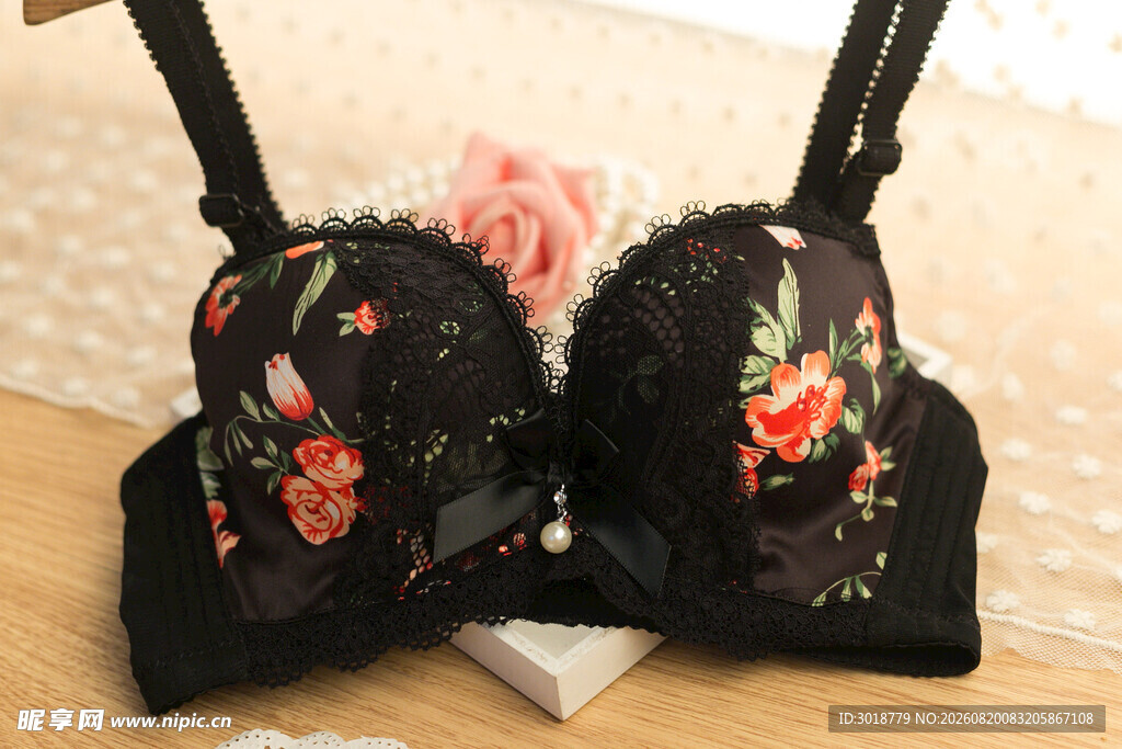 黑色刺绣花纹女士内衣