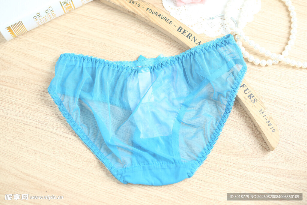 蓝色透明女士内裤展示