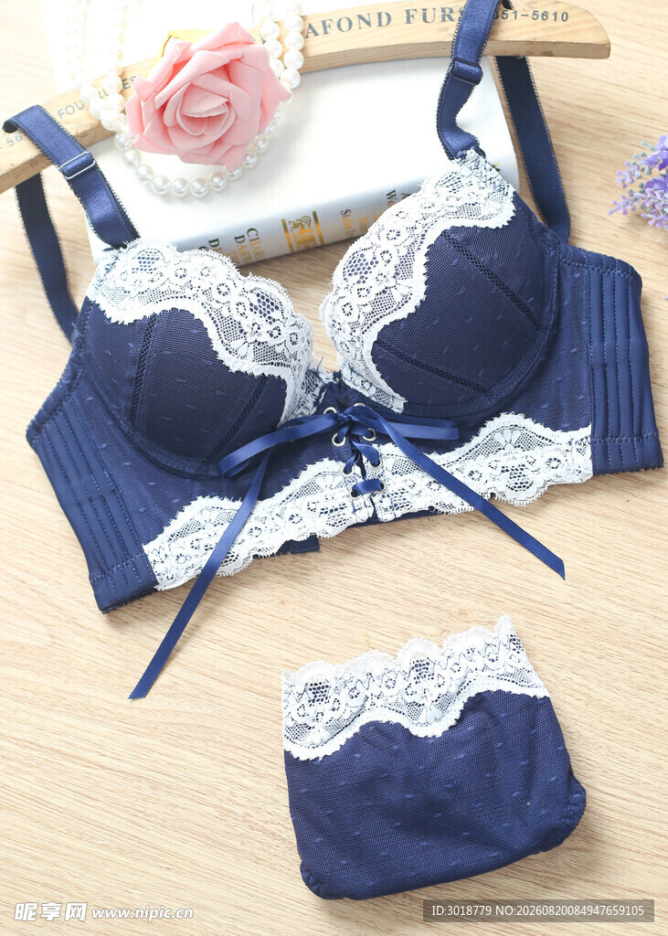 蓝色蕾丝内衣套装展示