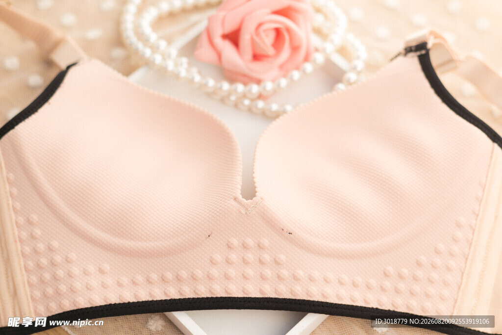 裸色蕾丝女士内衣展示