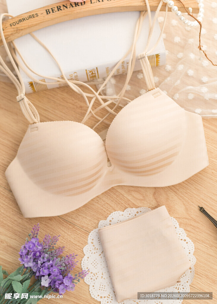 简约风女士内衣及配饰展示