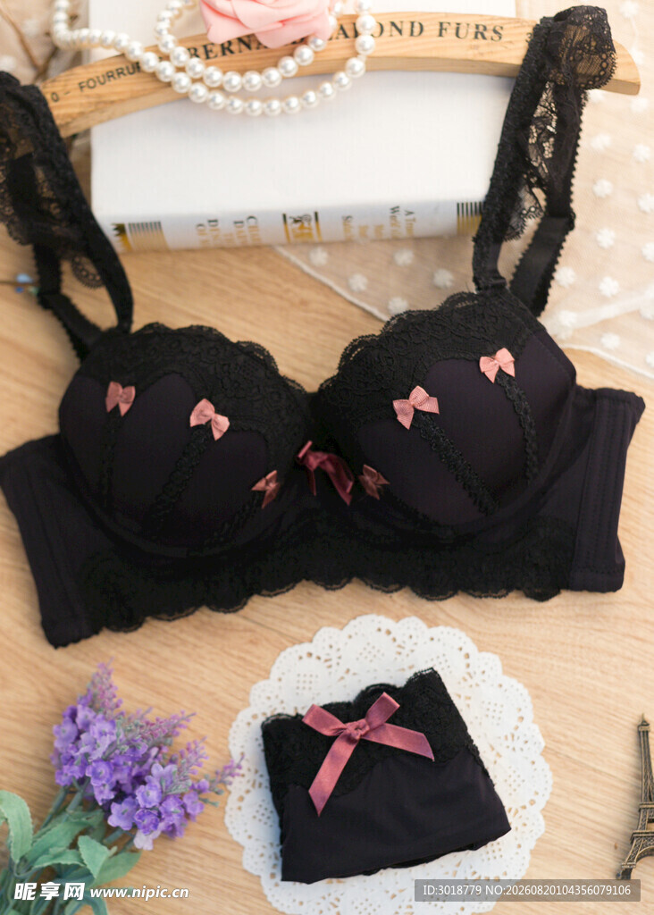 黑色蕾丝内衣套装展示