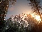 夕阳下的山林与巍峨山峰