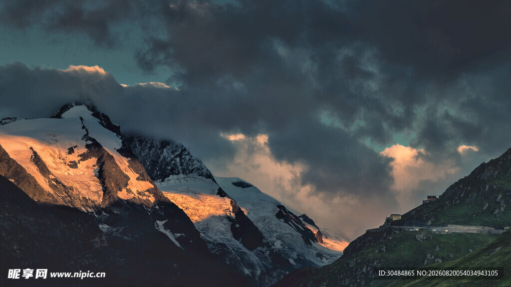 壮丽山景夕阳映照雪峰